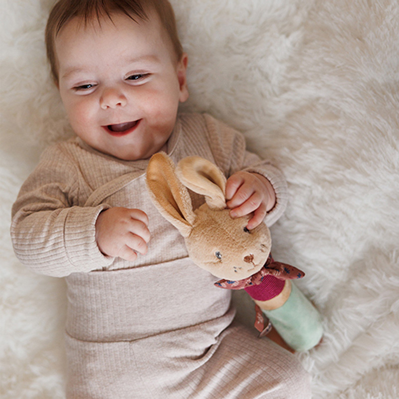 Dziecko Trzymające Królik Zabawka Dla Dzieci 3m+ Piszczek Z Gryzakiem Rabbit Karo Babyono